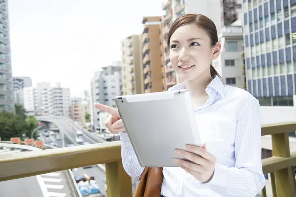 Retrato Mujer Japonesa Joven Con Tableta Pie Puente Fotos de stock libres de derechos
