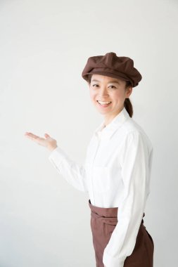 Kahverengi bereli güzel Japon garsonun portresi.