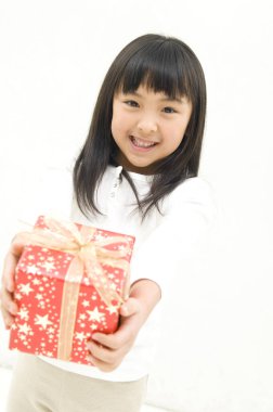 Elinde kırmızı hediye kutusu olan küçük Asyalı kız. 