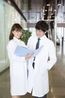 İki Asyalı doktor birlikte çalışıyor. 