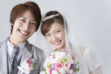 Güzel mutlu gelin ve damat kameraya gülümsüyor.