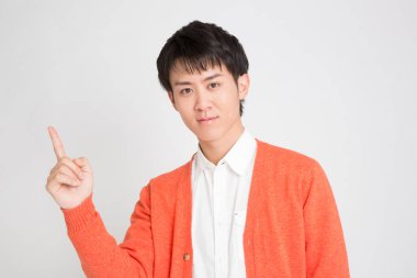 Asyalı yakışıklı genç adam fotokopi alanını işaret ediyor.