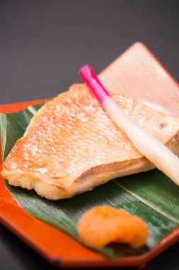 Asya mutfağı, fırında balık. 