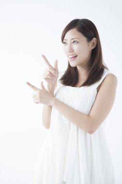 Beyaz arka planda güzel bir Asyalı kadının portresi.  