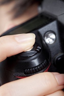 Kamerayı tutan kadın. 