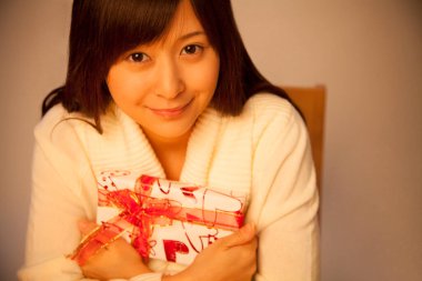 Hediye kutusu olan Asyalı kadın.