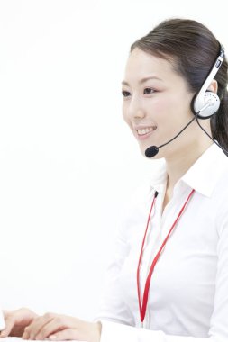 tebessüm eden Japon müşteri hizmetleri temsilcisi 