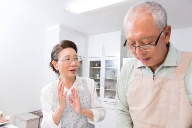 Son sınıf öğrencisi karısıyla mutfakta yemek pişiriyor.