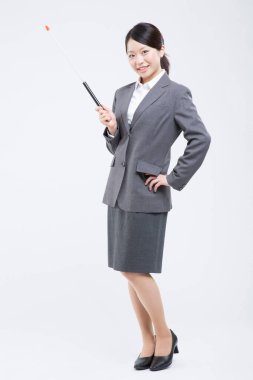 Genç Asyalı iş kadını beyaz arka planda bir işaret tutuyor.