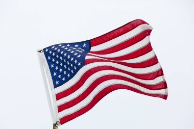 Mavi gökyüzünde dalgalanan Amerika Birleşik Devletleri bayrağı