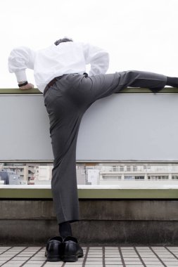 Adam çatıdan atlayarak intihar etmek istiyor.