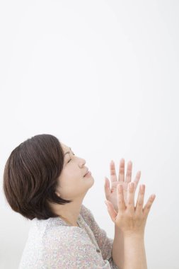 Acıdan acı çeken kadın ellerini kaldırıyor.