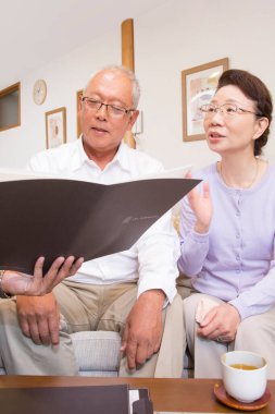 Olgun Asyalı çift emlakçıyla konuşuyor. 