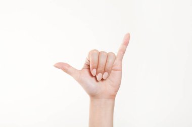 Beyaz arka planda el hareketi yapan kadınların yakın çekimi. 