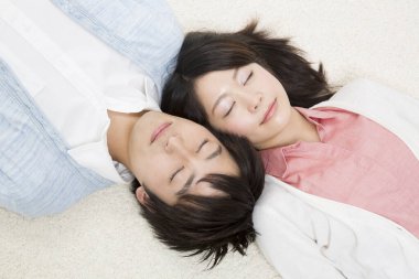 Asyalı bir çiftin odada uyuduğu en iyi manzara.