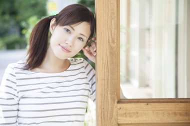 Pencereye yaslanan genç kadın