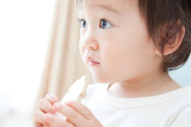 Küçük Asyalı bebek odada oynuyor. 