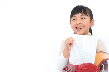 Sırt çantalı sevimli Japon kızın stüdyo portresi.