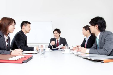 Bir grup genç Japon iş adamı projeyi tartışıyor. takım çalışması konsepti