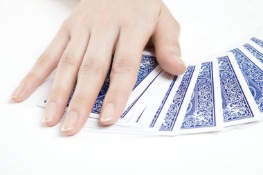 Kart oynayan kadın eli, görüntüyü kapat