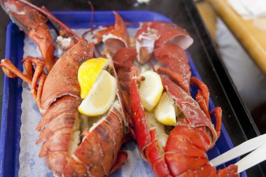 Limon dilimleriyle süslenmiş ıstakoz buğulama.