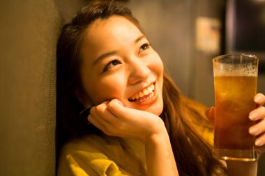 Kafede gülümseyen Japon kadının portresi.