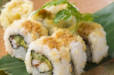 Geleneksel lezzetli suşi seti. Suşi menüsü. Japon mutfağı, restoran. Deniz ürünleri, Asya yemekleri.