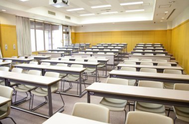 Sandalyeli boş okul sıralarının içi 