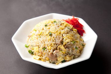 Beyaz tabakta servis edilen lezzetli pilav.