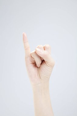 Beyaz arka planda el hareketi yapan kadınların yakın çekimi. 