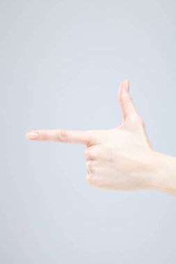 Beyaz arka planda el hareketi yapan kadınların yakın çekimi. 