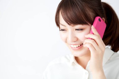 Genç Asyalı kadın telefonda konuşuyor, stüdyo çekimi. 