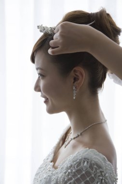 Genç gelin düğüne hazırlanıyor. 