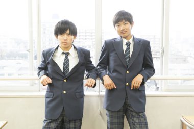 Üniformalı iki Asyalı çocuk.