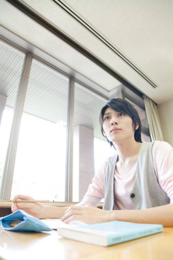 Sınıftaki genç Asyalı öğrencinin portresi.