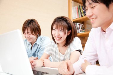 Üniversite kütüphanesindeki genç öğrenciler