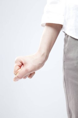 Beyaz arka planda el hareketi yapan kadınların yakın çekimi. 