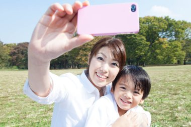 Anne ve oğlu selfie alarak