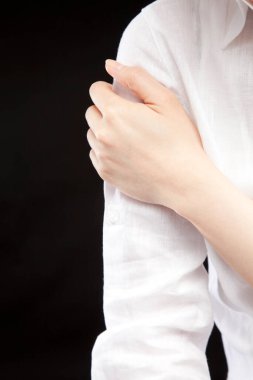 Kolu beyaz gömlekli biri.