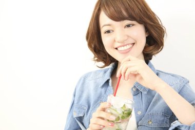 Güzel Japon kadın naneli ferahlatıcı soğuk içecek içiyor.