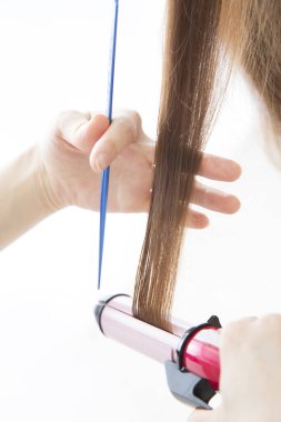 Beyaz arka planda saç bigudisi olan kadın.