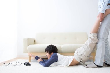  Genç kız video oyunu oynuyor ve daha ileri gidip bacaklarını çekiyor. 