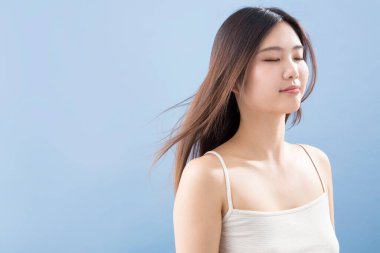 Genç ve güzel Asyalı kadın, gözleri kapalı, stüdyo çekimi var. 