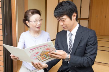 Profesyonellerin çalışmalarına odaklanan fotoğrafları.