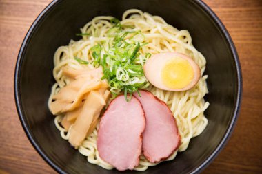 Japon usulü jambonlu ramen, yumurta ve yeşil soğan.. 