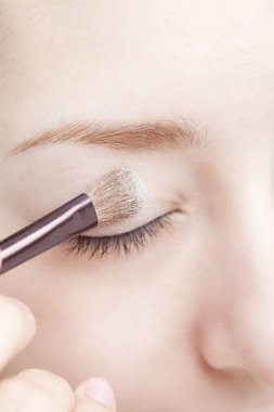 Göz farı süren güzel bir kadın. 