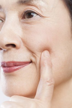 Asyalı kadın yüzü, yakın plan, beyaz arka plan, cilt bakımı konsepti