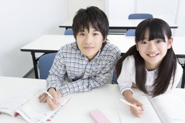 Okulda okuyan Japon kız ve oğlanın portresi