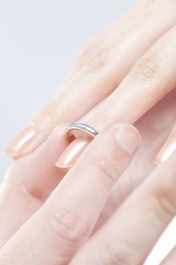 Yüzüklü kadın, evlenme teklifi alıyor. 