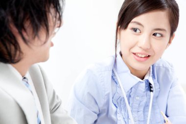 Asyalı iş adamı ve genç iş kadını çalışıyor.